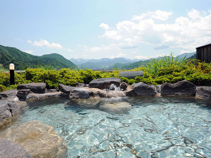 在旅游小鎮(zhèn)規(guī)劃設(shè)計中，如何平衡傳統(tǒng)手工藝與現(xiàn)代技術(shù)的應(yīng)用？